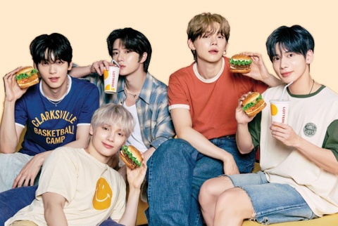 Lotteria hop tac TOMORROW X TOGETHER ra mat postcard gioi han hinh anh