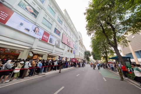 Hang nghin khach xep hang check-in MUJI Le Thanh Ton ngay dau mo cua hinh anh