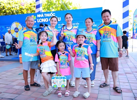 Kham suc khoe mien phi o ngay hoi gia dinh Long Chau tai Nha Trang hinh anh