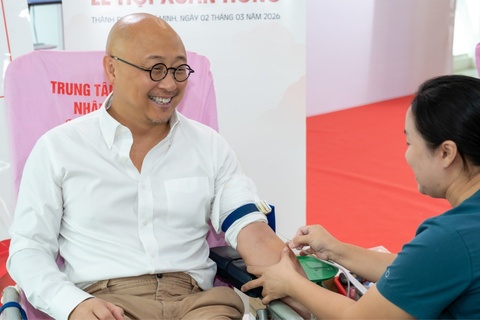 Hang tram nhan su Prudential hien mau huong ung Le hoi Xuan Hong hinh anh