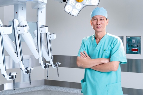 Bac si FV Do Quang Minh chinh phuc nhung ca mo kho voi robot da Vinci hinh anh