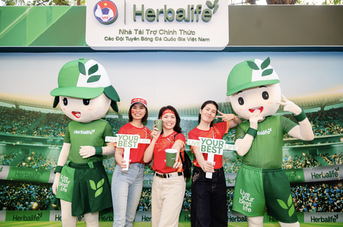 Co dong vien Herbalife tao 'lan song do' tiep suc doi tuyen Viet Nam hinh anh