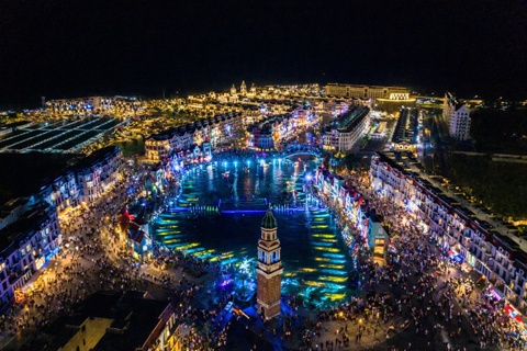 Phu Quoc United Center tu 'tam diem khong ngu' den 'vu tru le hoi' hinh anh