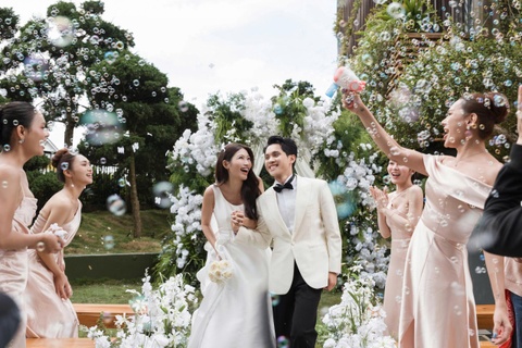 Dam cuoi tai khach san va le vows ngoai troi tro thanh xu huong moi hinh anh