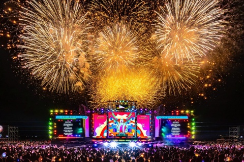 Dan sao khuay dong dem he Nha Trang o 'Mega Booming - Charmora City' hinh anh