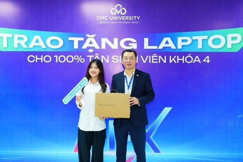 Truong Dai hoc CMC tang may tinh bang cho tan sinh vien hinh anh