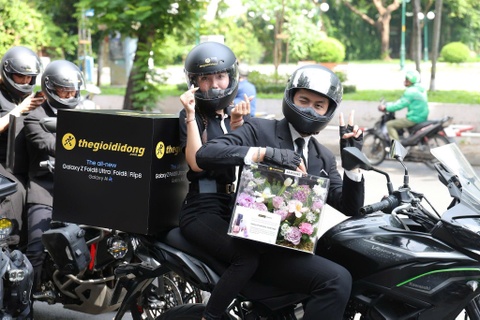 Thế Giới Di Động ‘chơi lớn’ với dàn shipper lái môtô giao Galaxy Z8