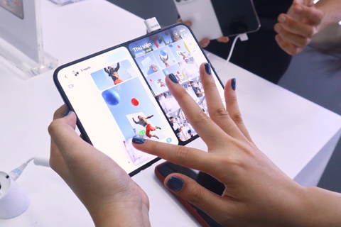 Fan công nghệ háo hức 'gập tận tay' iPhone Duo tại TopZone