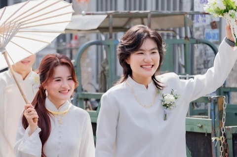 Hai co gai hen ho tu cap 2, cuoi sau 15 nam yeu nhau hinh anh