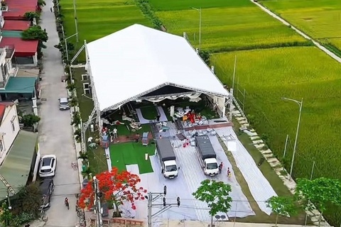 Van Thanh dung rap cuoi vo tren san bong o Hai Phong hinh anh