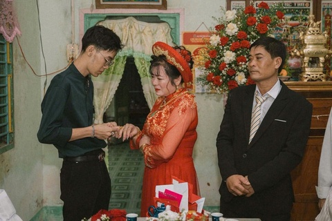 Co dau U50 bat khoc khi nghe loi chuc phuc cua con trai chong hinh anh