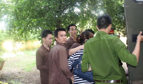 Các bị cáo trong nhóm trộm vàng bị áp giải về trại giam sau phiên tòa. 