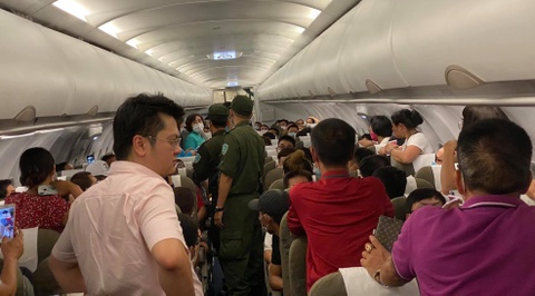 hanh khach Vietnam Airlines gay roi anh 1