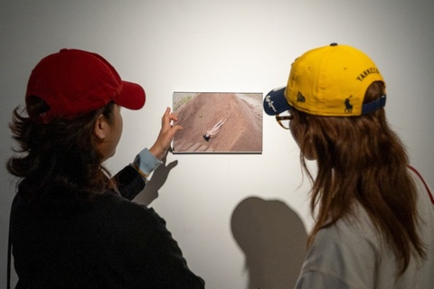 Nhiep anh khong dung yen tai Biennale Photo Hanoi '25 hinh anh