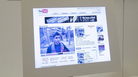 Video dau tien cua YouTube vao bao tang hinh anh