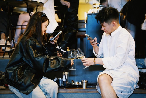 Mot ngoi via he uong ruou vang tai Ha Noi hinh anh