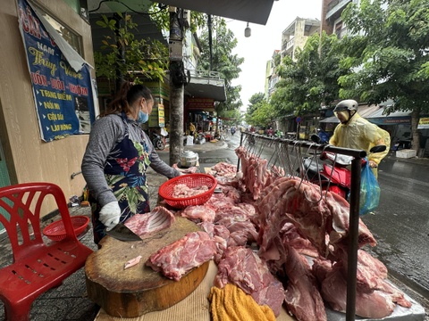 Giá thịt heo giảm, người dân bớt nỗi lo
