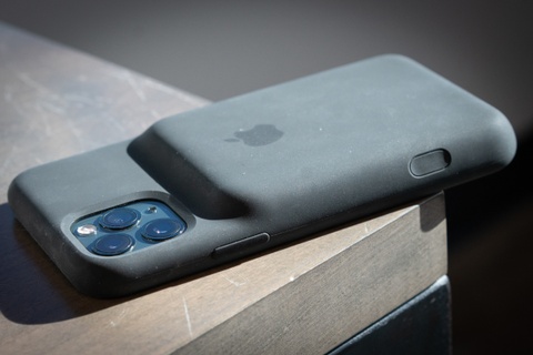 op lung pin cho iphone 11 va quyen luc ios cua apple anh 1