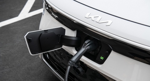 Tat ca tai xe Uber tai My co the nhan 4.000 USD de doi sang xe dien hinh anh