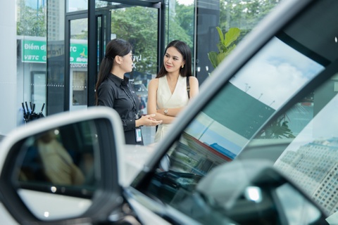 Sat Tet Nguyen dan, nhieu oto van khuyen mai ca tram trieu dong hinh anh