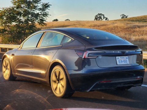 Tesla Model 3 lạ lẫm trên đường phố Mỹ