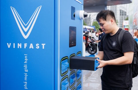 Cuoc chien tu doi pin xe may dien tai Viet Nam da toi luc gay can? hinh anh