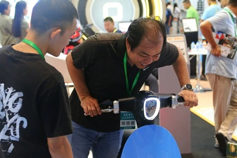 Nguoi dan TP.HCM den trien lam xem xe may dien, nhieu hang xa la hinh anh