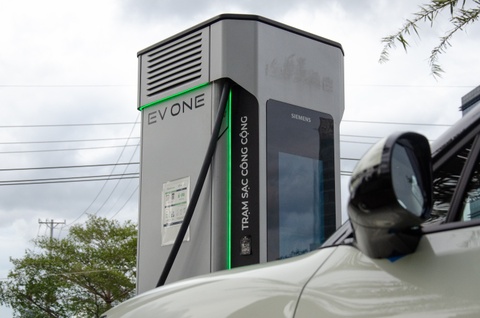 Cuoc chien oto dien - sac o nha hay tai tram sac cong cong? hinh anh