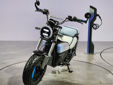 Xe may dien hoai co Suzuki e-VanVan lo dien, de som ve Viet Nam hinh anh