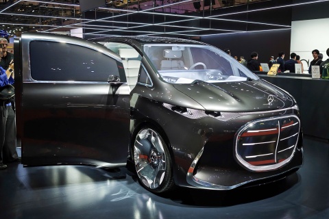 Xem truoc thiet ke Mercedes-Benz V-Class thuan dien hinh anh