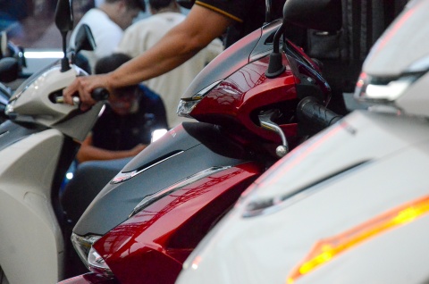 Gia xe may xang 'nhay mua' giua ap luc dien hoa hinh anh