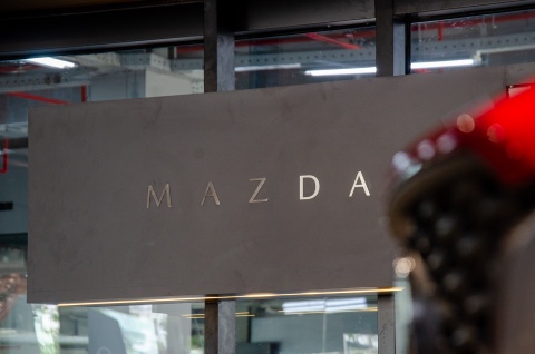 Thay gi tu showroom Flagship dau tien cua Mazda tai TP.HCM? hinh anh