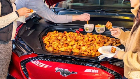 Gan 500 USD cho hoc do duoi nap ca-po SUV dien cua Ford hinh anh