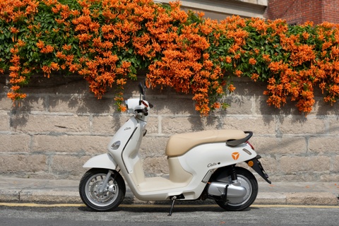 Thoi cua xe may dien - xe moi lien tiep ra mat khach Viet hinh anh