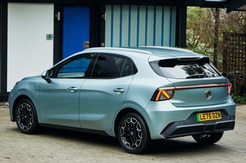 Xe dien gia re MG4 trang bi pin ban ran sap den chau Au hinh anh