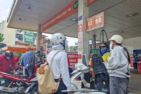 Xang E5 duoc lung mua hinh anh