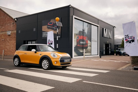Bat ngo ve chiec MINI Cooper D sau khi chay mot trieu km hinh anh