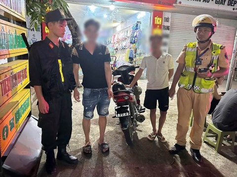 Ly do nam thanh nien dieu khien xe may bi phat hon 18 trieu dong hinh anh