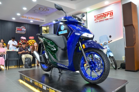 Honda SH150i nhập Italy lạ mắt với dàn áo 2 màu, giá từ 235 triệu đồng