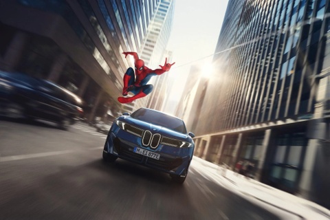 Tranh cãi về quảng cáo phim Người Nhện trên màn hình xe BMW