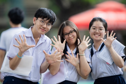 Loat dai hoc dau tien cong bo diem chuan hinh anh