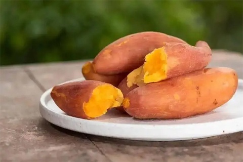 Khoai lang rat bo duong nhung an kieu nay se gay hai co the hinh anh