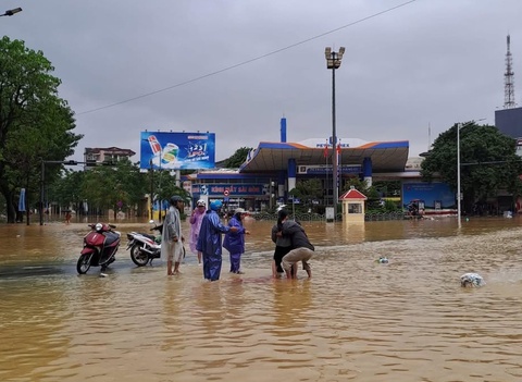 Khong kip den benh vien, san phu o Hue de roi giua dong lu hinh anh