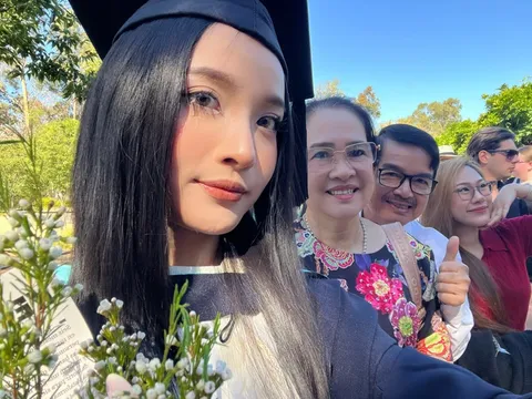 Du hoc Australia tu 17 tuoi, co gai Viet bat khoc ngay nhan bang DH hinh anh