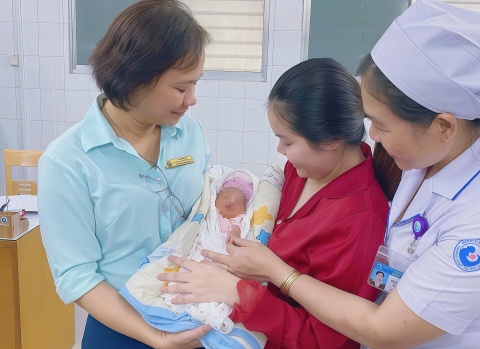 Ca song thai hiem, bac si Benh vien Tu Du lan dau gap hinh anh