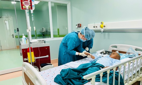 Lan dau Benh vien Nhi dong 1 ghep te bao goc tao mau thanh cong hinh anh