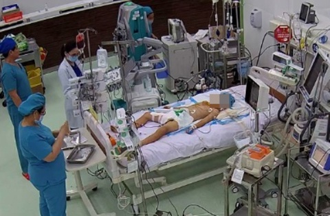 Bac si TP.HCM lam dieu ky dieu trong phong hoi suc tich cuc hinh anh