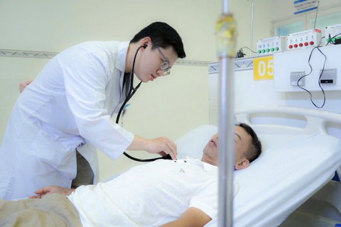 Người đàn ông ở TP.HCM ngừng tim khi đang ăn tối