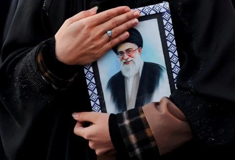 Dai giao chu Khamenei bi am sat ra sao? hinh anh