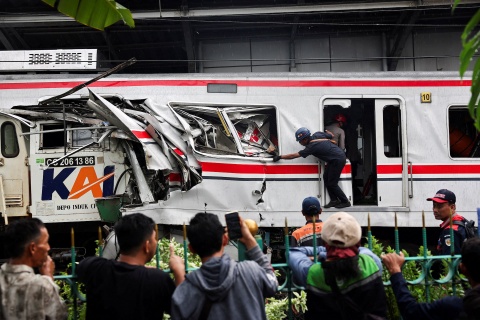 Indonesia xac dinh vu 2 doan tau dam nhau - xe VinFast khong gap loi hinh anh